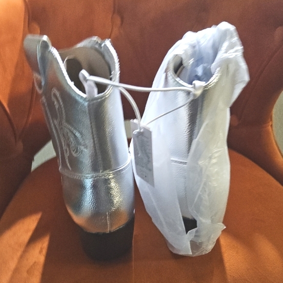 Old Navy Vegan Leather Silver Western Boots Discount Is Reflected In Price - Picture 4 of 4